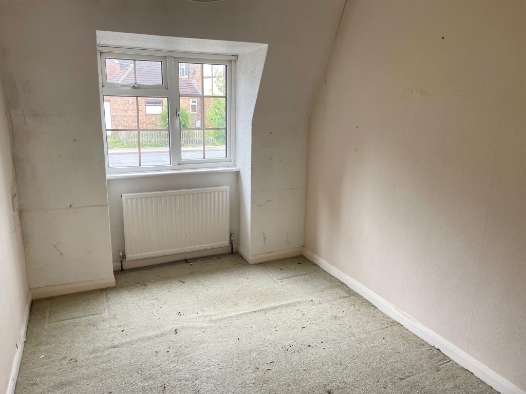 Lot: 28 - DETACHED HOUSE AND LARGE GARDEN WITH POTENTIAL - Bedroom 3 to front with dormer